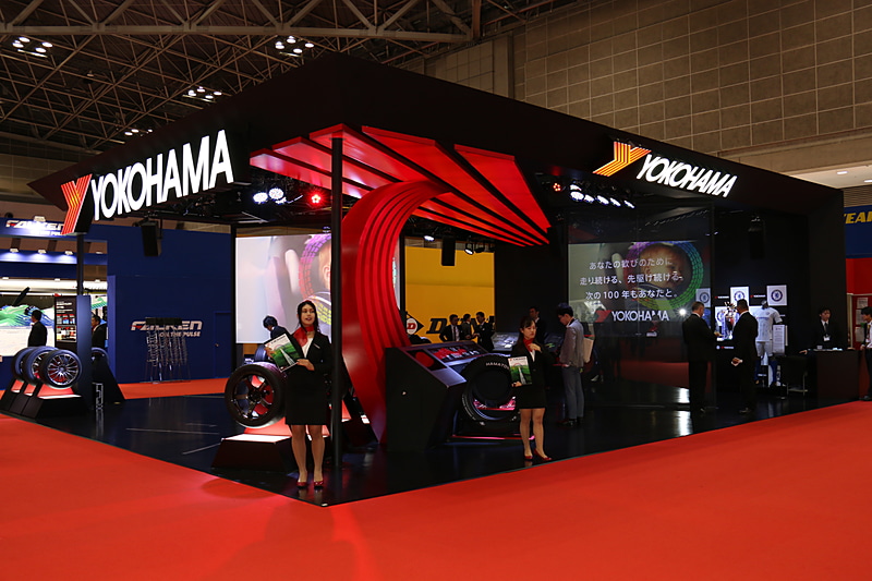 イメージカラーの赤と黒でカラーコーディネートされた横浜ゴムブース