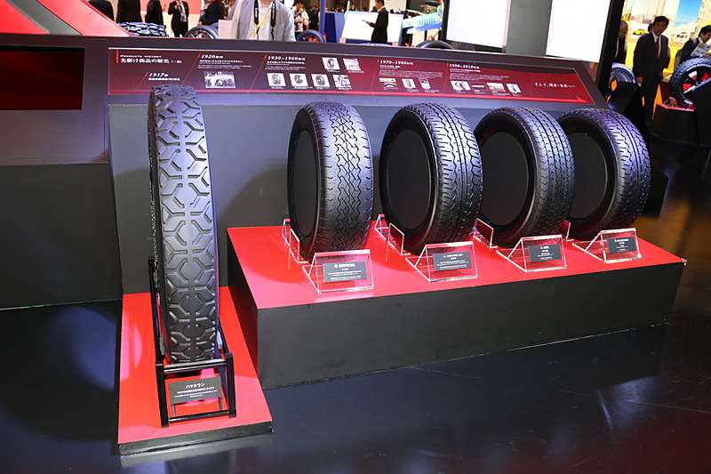 日本初のコードタイヤ「ハマタウン」（左）の再現品など歴代タイヤを展示