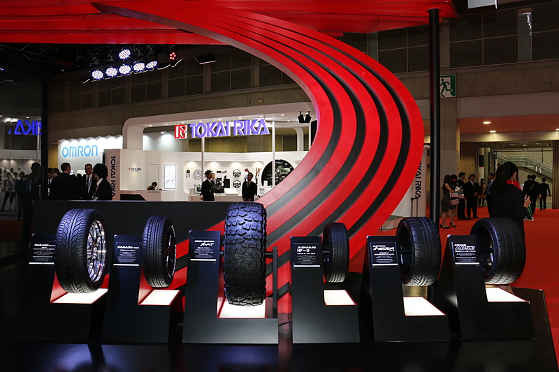 現行製品のオフロードタイヤ（左）とオンロードタイヤ（右）