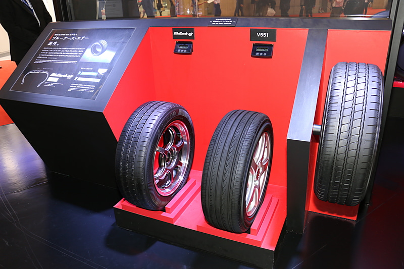 ライトウエイト低燃費タイヤ「BluEarth-air EF21」の展示スペース
