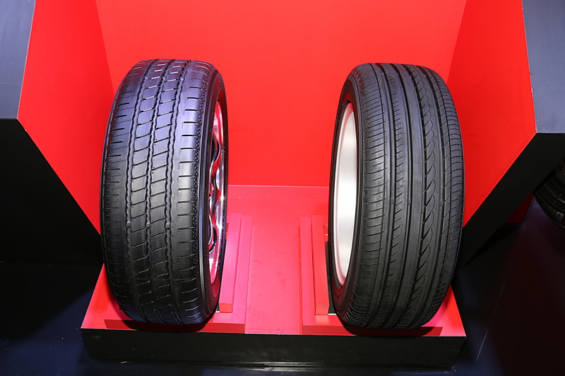 左がBluEarth-air EF21、右がADVAN dB V551。それぞれの下にデジタルスケールが置かれており、実際の重量を公開していた