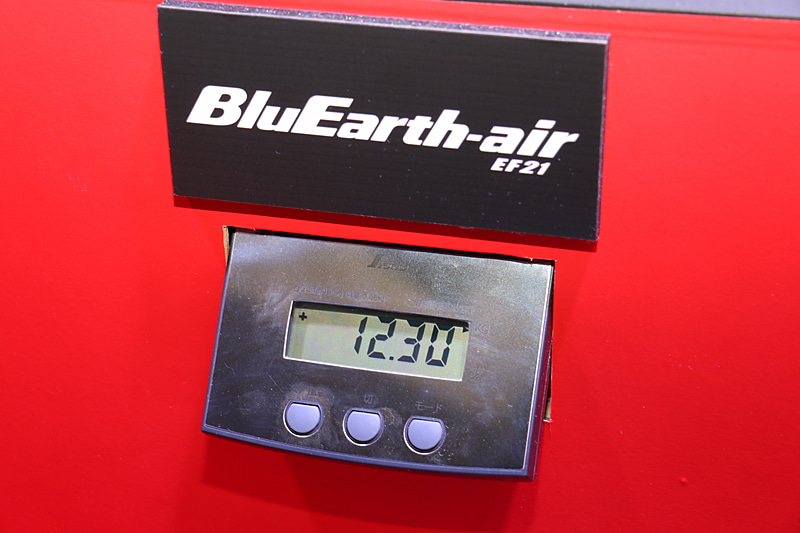 左がBluEarth-air EF21、右がADVAN dB V551。それぞれの下にデジタルスケールが置かれており、実際の重量を公開していた