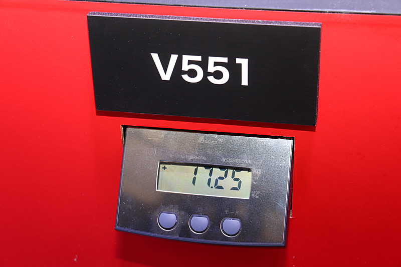 左がBluEarth-air EF21、右がADVAN dB V551。それぞれの下にデジタルスケールが置かれており、実際の重量を公開していた