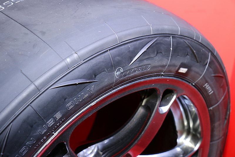 2017年のSUPER GT GT500クラスのマシンに供給しているレース用タイヤも展示。側面に「サイドフィンデザイン」を用いて空気抵抗を低減