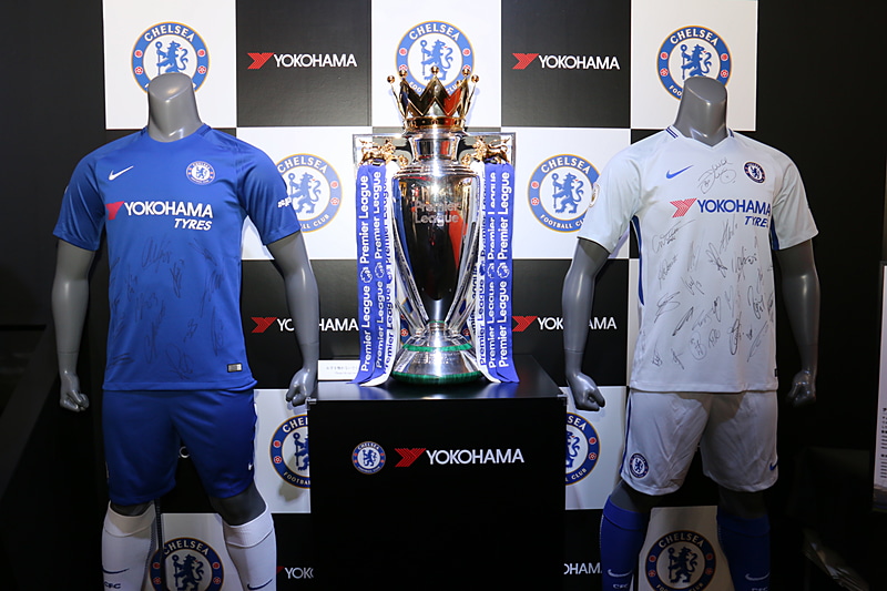 このほかにも横浜ゴムブースには、パートナーシップ契約を結ぶチェルシーFCが昨シーズンに獲得した「プレミアリーグ優勝トロフィ」やサイン入りユニフォームなどを特別展示