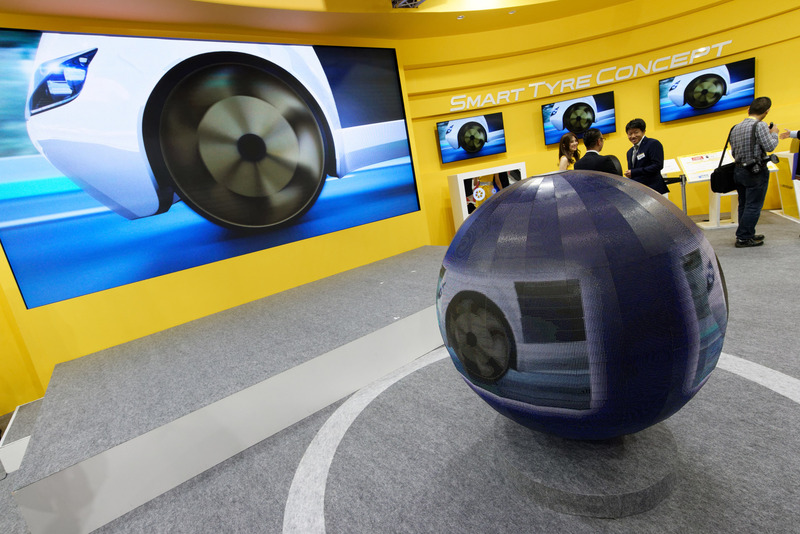 ブース中央にある球体ディスプレイ