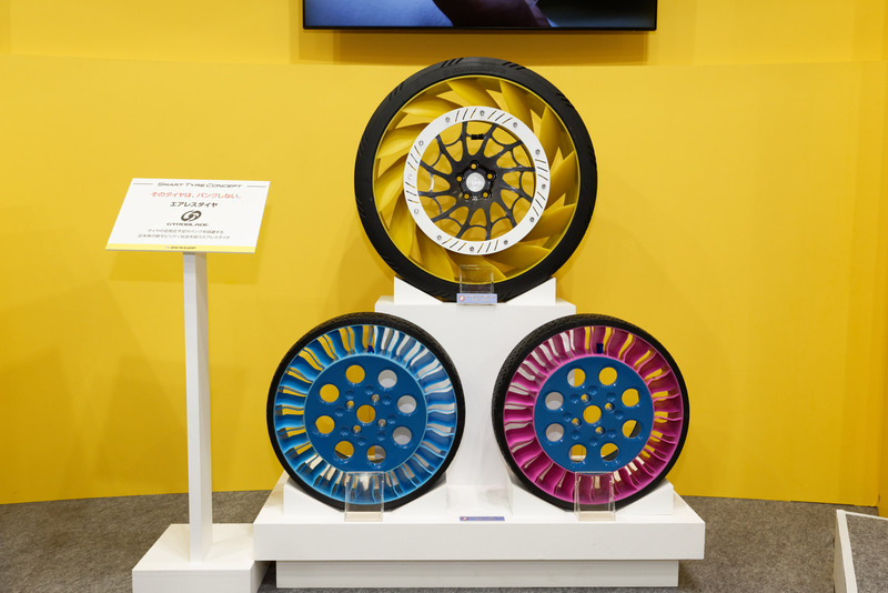 3種類のエアレスタイヤが展示