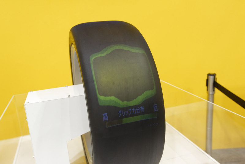 タイヤのトレッドをスクリーンに見立て、アクティブトレッドについて映像で解説