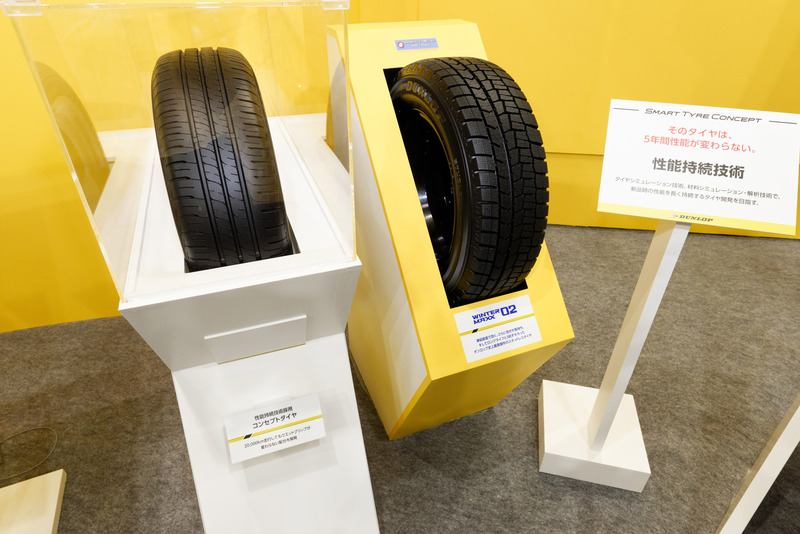 今回発表されたコンセプトタイヤはガラスケース越しに見ることができる