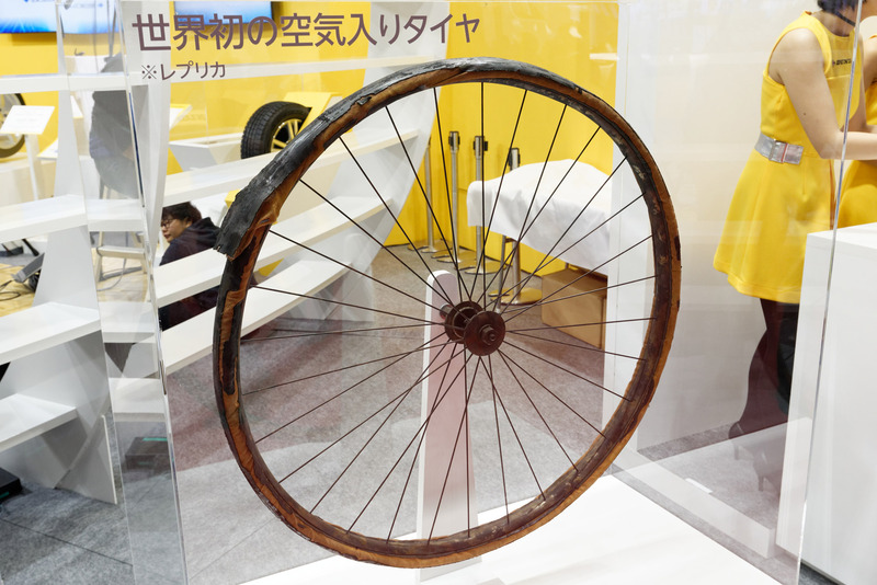 ブースの外周に展示されている「世界初の空気入りタイヤ」のレプリカ