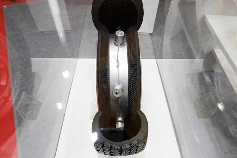 1970年に開発されたランフラットタイヤの前身「DENOVO」