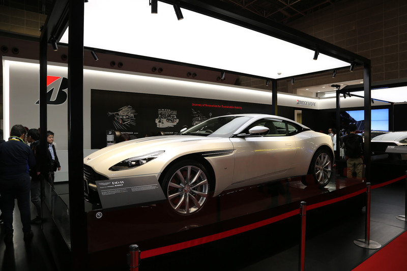 ハイパフォーマンスタイヤ「POTENZA S007」を装着するアストンマーティン「DB11」