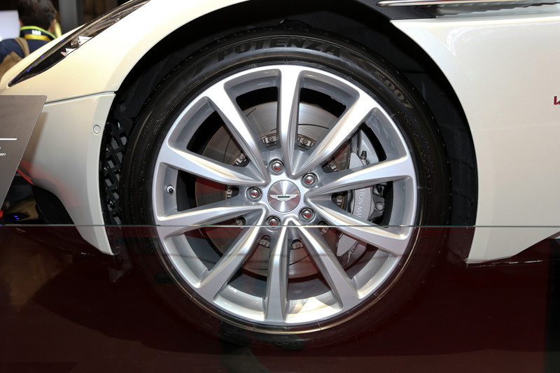 ハイパフォーマンスタイヤ「POTENZA S007」を装着するアストンマーティン「DB11」