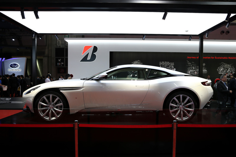 ハイパフォーマンスタイヤ「POTENZA S007」を装着するアストンマーティン「DB11」