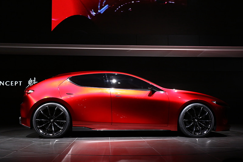 東京モーターショーでワールドプレミアされた魁 CONCEPT。フロントのシグネチャーウイングは現行モデルから引き続き踏襲されるが、全体的なデザインは1歩進んだ魂動デザインを取り入れている