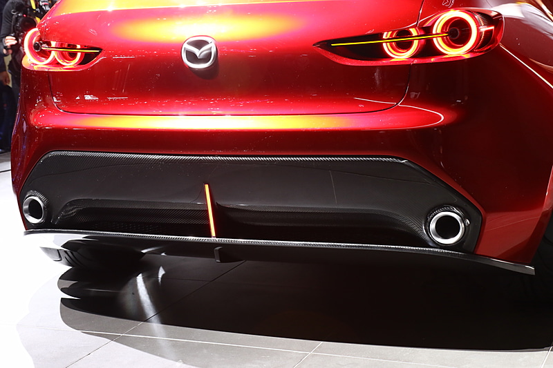 前後バンパーの下側はカーボン調の仕上げ