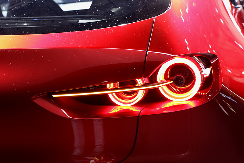 内側をフィンのような形状にしたリアのランプ