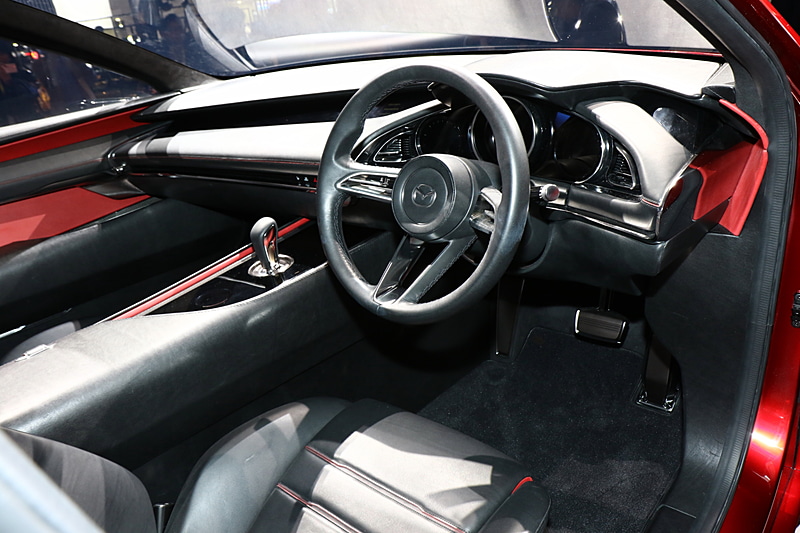 インテリアはマツダが提唱する“人馬一体”を感じられるように、コクピットのようなドライバーを包み込むデザインとなっている。