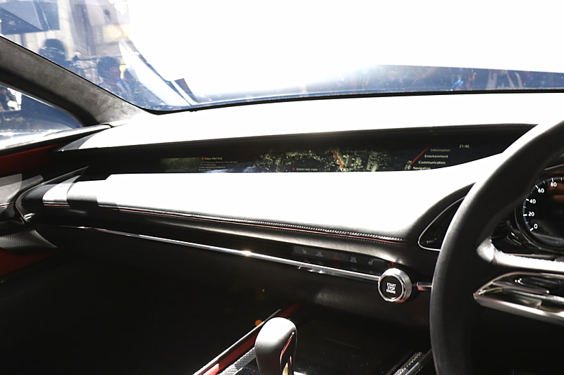 ダッシュボードは上下で分割されていて、間にモニターを装着。ナビゲーションやドライビングデータなどが確認できる