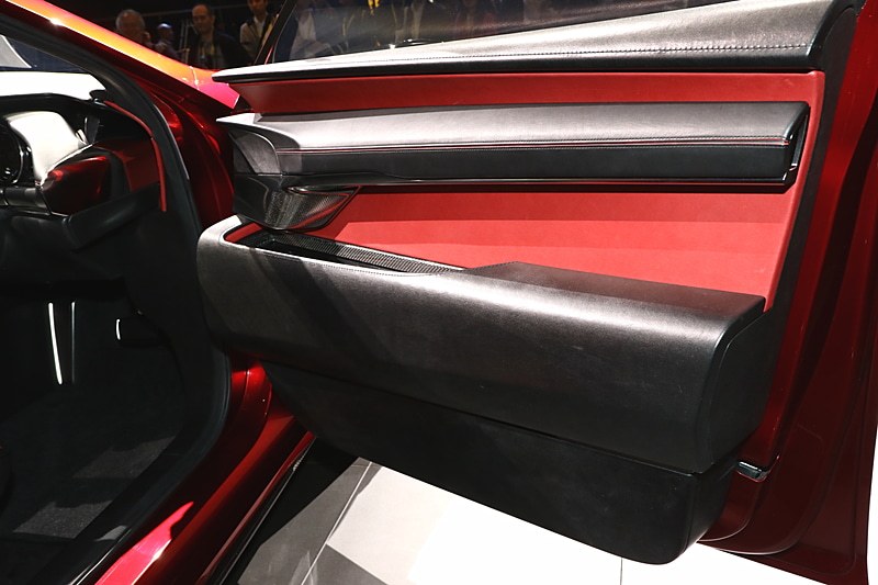 大きく存在感を主張するドアアームレスト