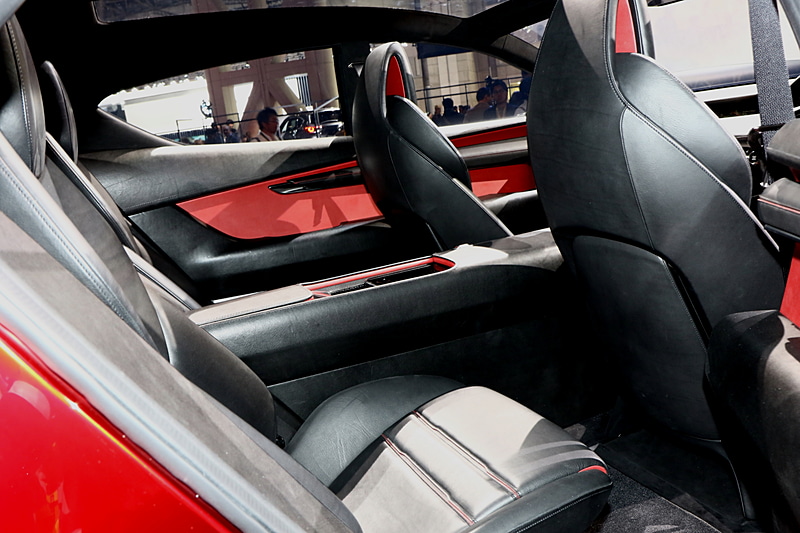 センターコンソールはフロントからリアまで伸びていて、各シートが完全に独立した4座となっている