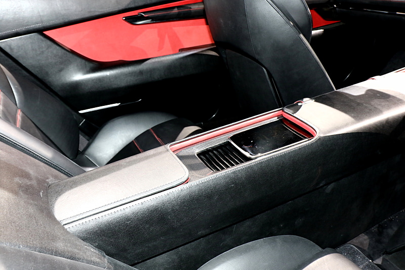 センターコンソールはフロントからリアまで伸びていて、各シートが完全に独立した4座となっている