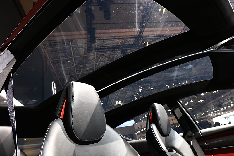 ルーフは左右独立したサンルーフが設けられていた