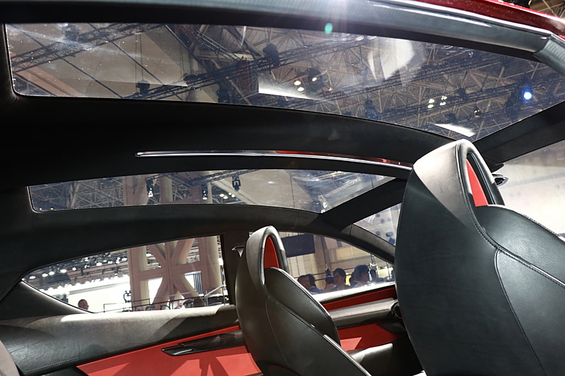 ルーフは左右独立したサンルーフが設けられていた