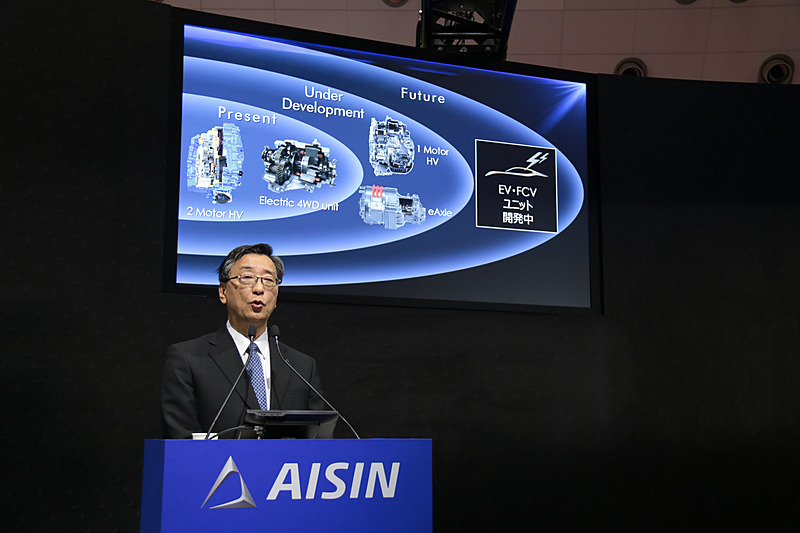 伊原氏は重点開発領域を「ゼロエミッション」「自動運転」「コネクティッドカー」の3つに定め、現在開発中のeAxleについて説明した
