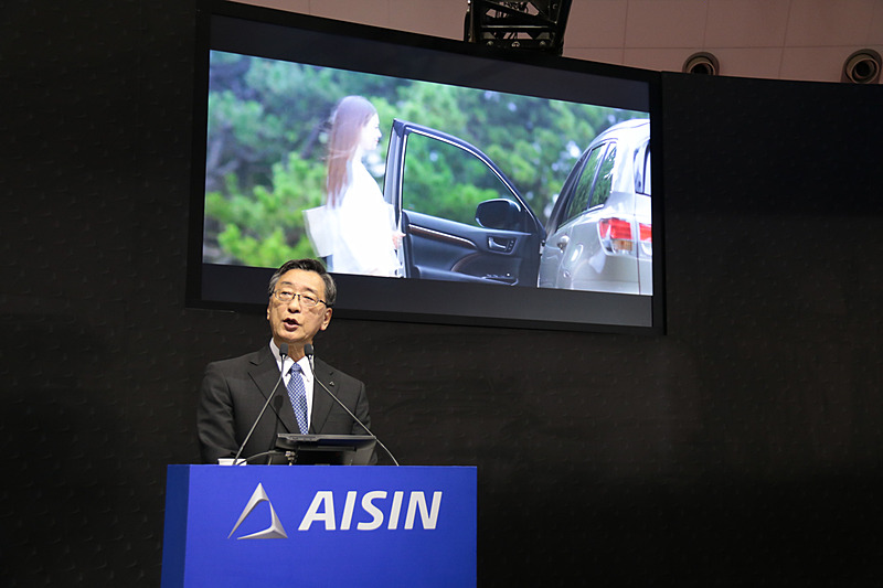 自動バレー駐車のイメージ。スマートフォンで解錠だけでなく、アイシンの技術を用いてドアの自動開閉も行なえる