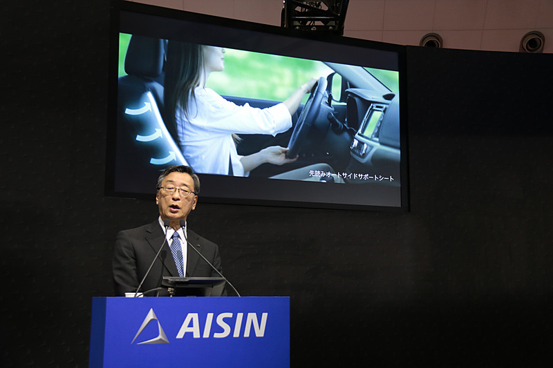 おもてなしサービスと位置情報活用サービス。先読みシートアレンジ、先読みオートサイドサポートシート、見守り安心ドアシステム、揺れない車室内空間などを紹介