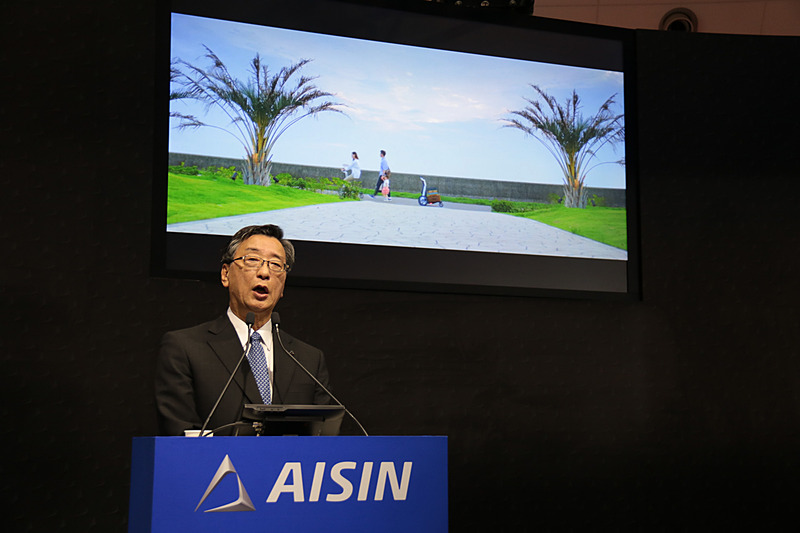 アイリィーエーアイの1台に人間が乗り、後続の1台が荷物を載せ、隊列走行するムービーを紹介