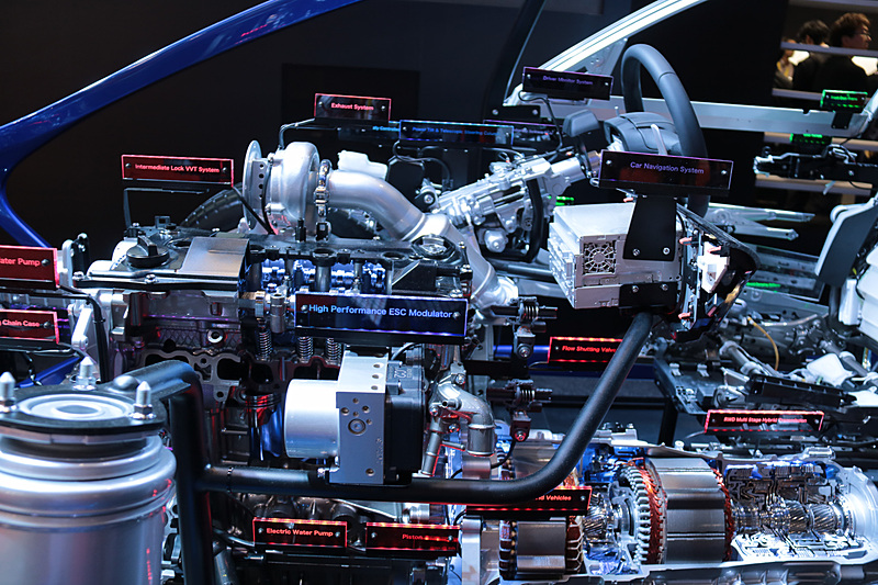 アイシングループブースのメイン展示車両。クルマのどの部分に何が使われているか、分かりやすく紹介されている