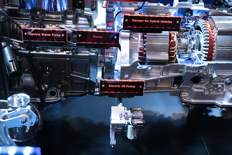 アイシングループブースのメイン展示車両。クルマのどの部分に何が使われているか、分かりやすく紹介されている