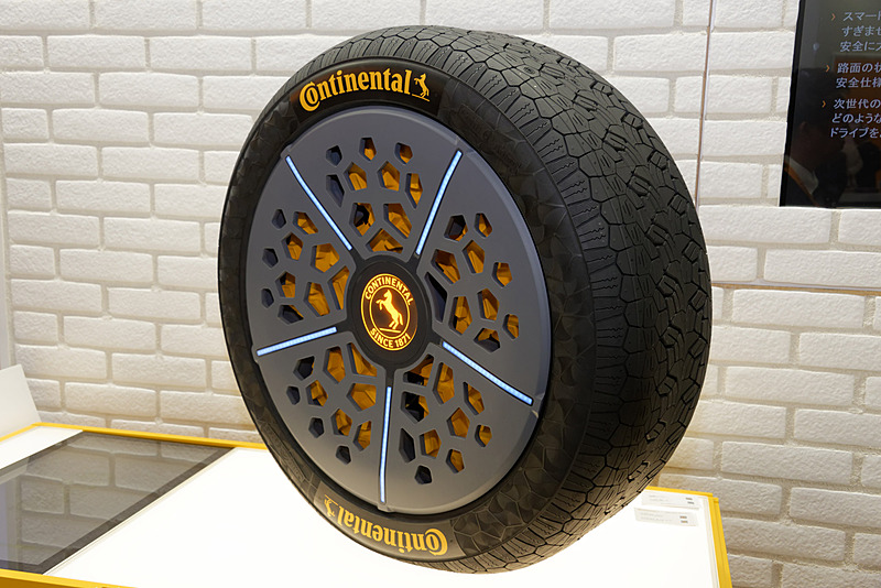 「変形するタイヤ」などを展示しているコンチネンタルのブース