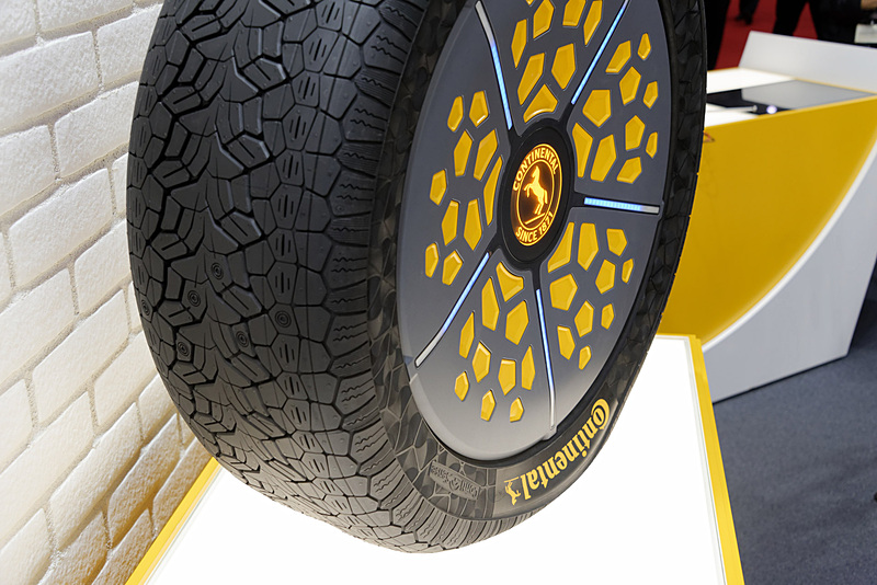 ドライ路面の走行時はタイヤ幅を狭くして、適正空気圧で必要十分なグリップと低燃費を実現