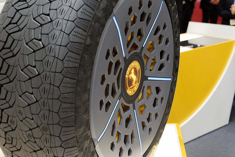 空気圧を低下させたり、タイヤの接地面積を変えることで……