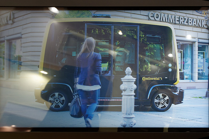 自動運転をテーマにしたコーナーでは、コンチネンタルが試験的に走行させた自動運転タクシーの紹介映像を流していた。4つのセンサーと1つのカメラで自動走行を実現。GPSは使わず、周囲の建物を含めた3Dマップと、レーダーによって事前に得た周囲のスキャンデータを比較することで、現在地を確認しつつ障害物を検知しながら走行する