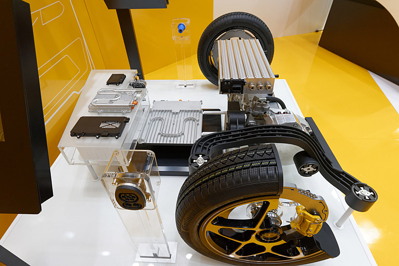 モーター、ホイール、ワイヤレス充電システム、サブフレームなど、すべてコンチネンタルが持つ製品で構成されている。特にDC-DCコンバーターは、入力される電圧・電流にかかわらず対応できるため、メーカーや車種によって異なるどんな電源でもそのまま使用して充電できるという