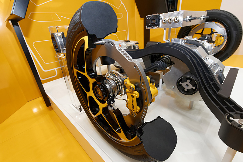 大径のアルミブレーキディスクをホイールの中央に配置した「New Wheel Concept」。回生ブレーキがあり、大径でもあるため、キャリパーサイズを通常より小さくできることから、軽量化にも寄与するという