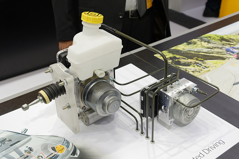 自動運転時代には、万が一の故障に備えて冗長性を持たせなければならない。この自動車用ABSシステムは、通常はユニットの左側が稼働しているが、故障時には右側の昇圧器が使われ、問題なく稼働し続ける