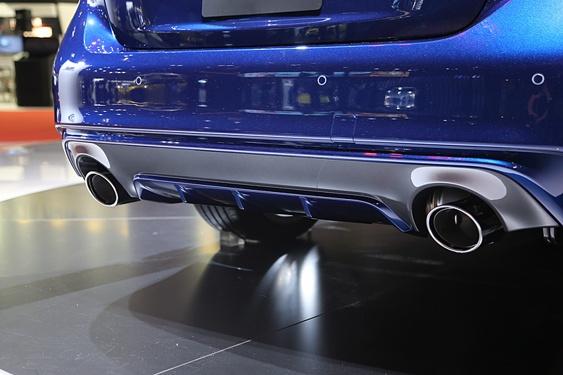 エクステリアではバンパーデザインの変更などが行なわれた