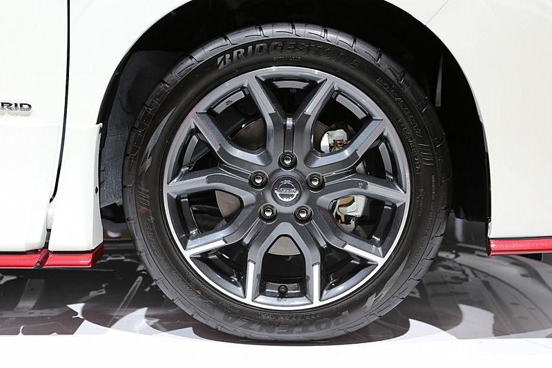 15mmローダウンするスポーツサスペンションを採用するほか、足下は専用17インチアルミホイールにブリヂストン「POTENZA Adrenalin RE003」（205/50 R17）の組み合わせ