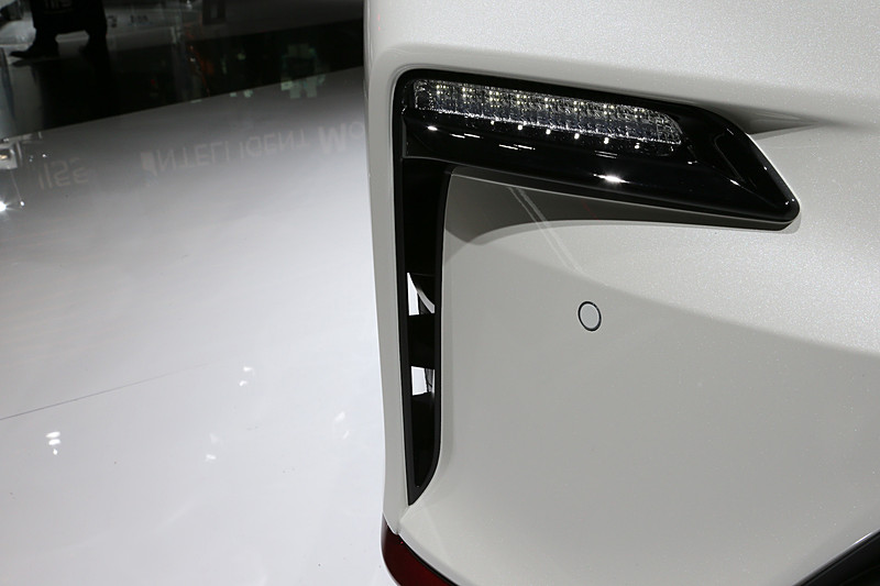 フロントバンパーサイドのダクトは、単にデザイン性を高めるものではなく穴の開くもの。タイヤまわりの乱流を防ぐという