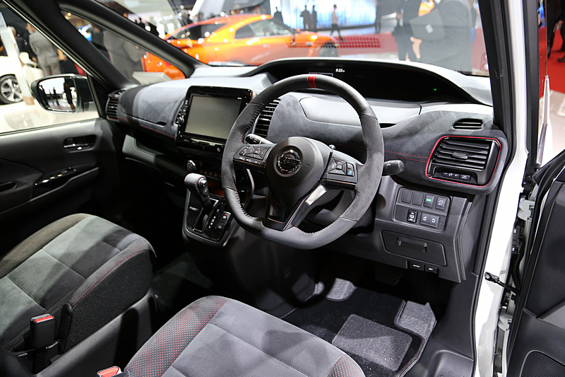 各所にレッドアクセントが与えられるインテリア