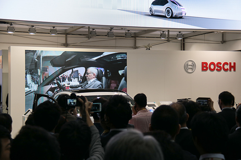 eCallのデモンストレーションを行なうブーランダー氏。すでに今夏から日本でもメルセデス・ベンツで提供されている