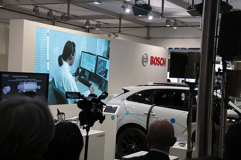 eCallのデモンストレーションを行なうブーランダー氏。すでに今夏から日本でもメルセデス・ベンツで提供されている