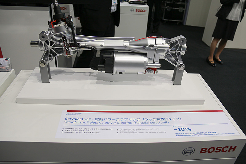 電動パワーステアリングユニット2種。ラック軸並行タイプはSUVやピックアップトラックなど、大きな操舵力を必要とする車両に理想的なソリューションで、スポーツカー、上級ミッドサイズカー、ラグジュアリカーへも対応可能。日本初出展のフェールオペレーショナル対応タイプは、高度な自動運転向けに冗長設計されている