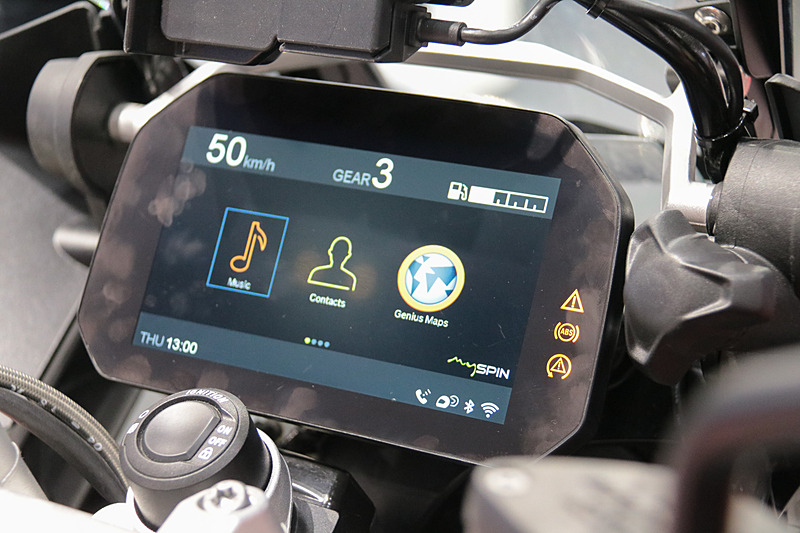 2輪車用のインテグレーテッド・コネクティビティ・クラスター「オール・イン・ワン」。自動緊急通報システム（eCall）、車両の故障通知、サービスセンターが代理で整備工場に連絡するブレイクダウンコール（bCall）、インフォメーションコール（iCall）、サービスセンターが車両の位置特定と警察への通報を行なう盗難車両追跡機能、2輪車と4輪車から発信する情報により互いの死角にいる車両の存在の警告を受る車車間通信（B2V）を実現する