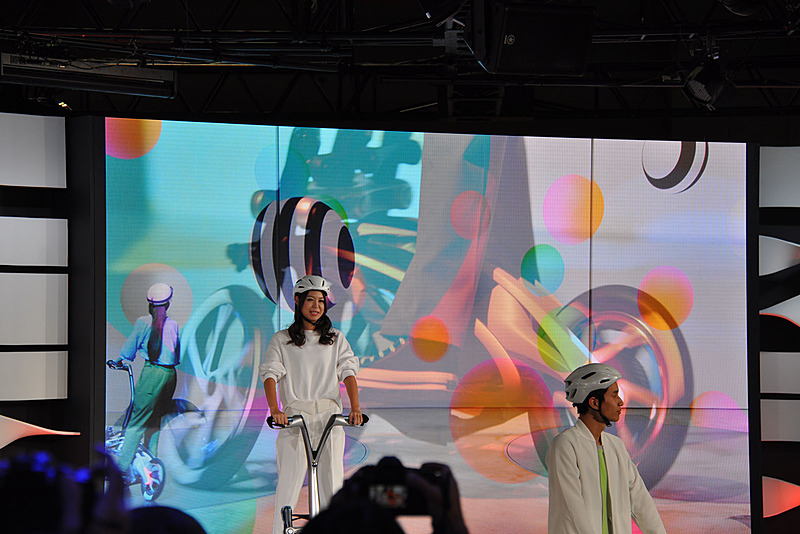 ポップカラーの映像とともにカンファレンスのスタートを飾った「TRITOWN」